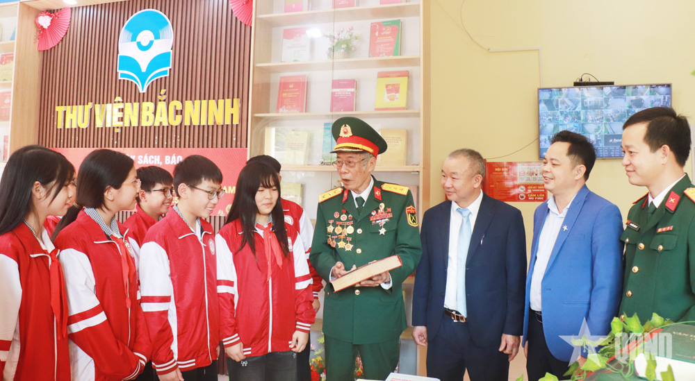 Trưng bày 1.000 tư liệu ca ngợi truyền thống Quân đội